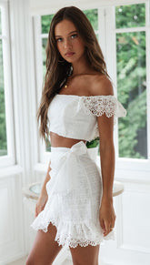 Ensemble deux pièces haut et jupe à appliques florales blanches